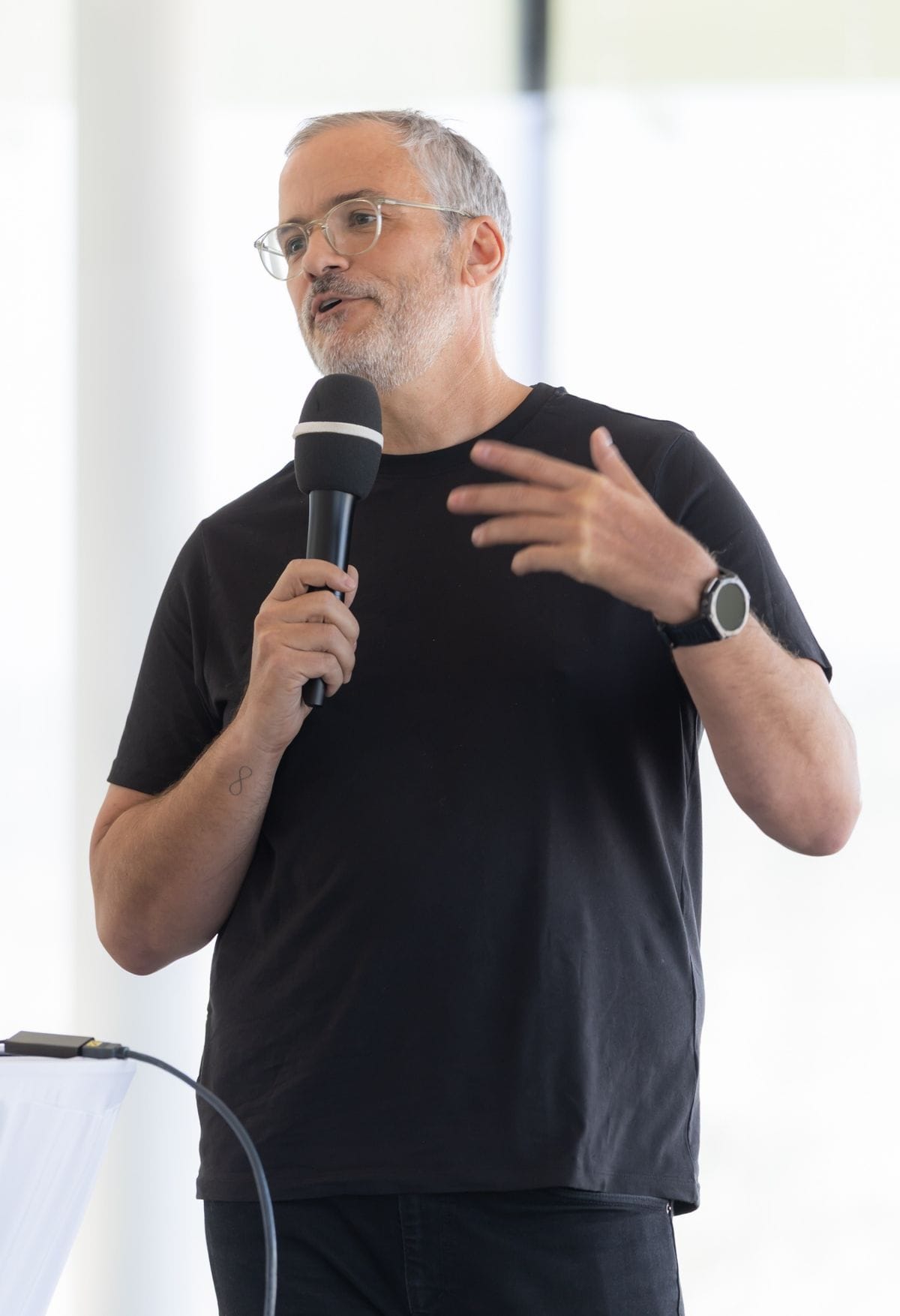 Gerald Aichholzer giving an AI talk on stage