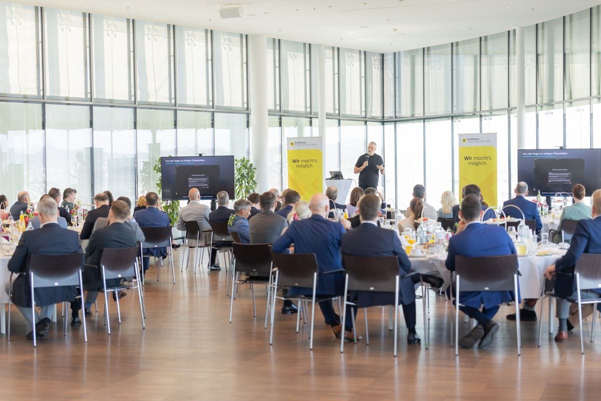 Gerald Aichholzer speaking to a full room at the Raiffeisenlandesbank NÖ-Wien business breakfast