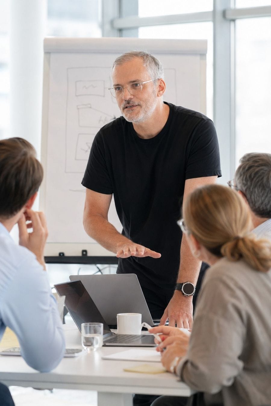 Gerald Aichholzer in einem KI-Workshop mit einem Team